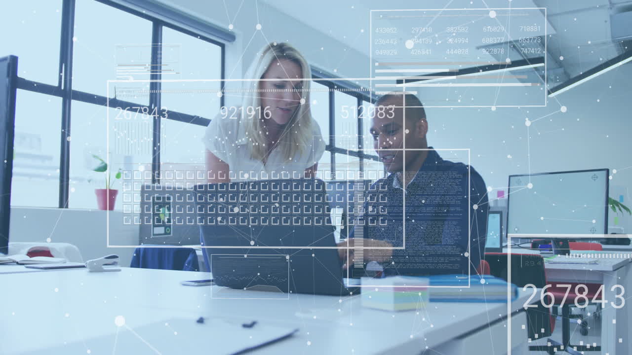 animación del procesamiento de datos financieros sobre diversas personas de negocios en la oficina