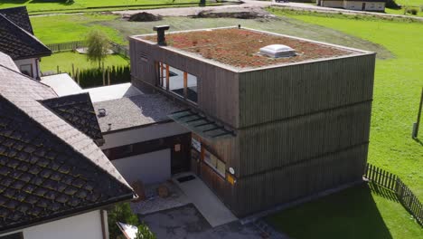 Architektonische-Details-Des-Chalets-Im-Alpin-Center-In-Zell,-Österreich