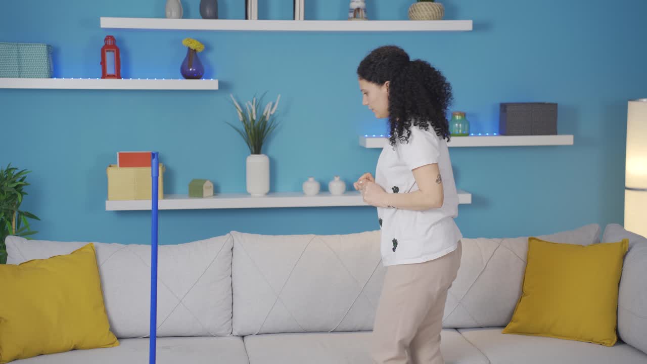 치밀함을 가진 젊은 여성.