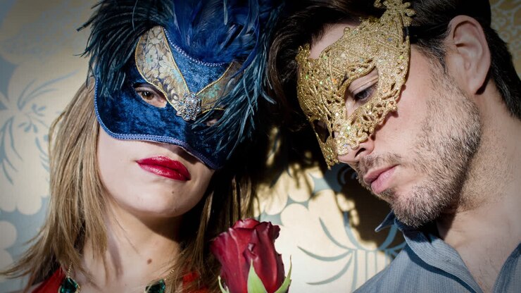 Uomo e donna rosa 4K 12