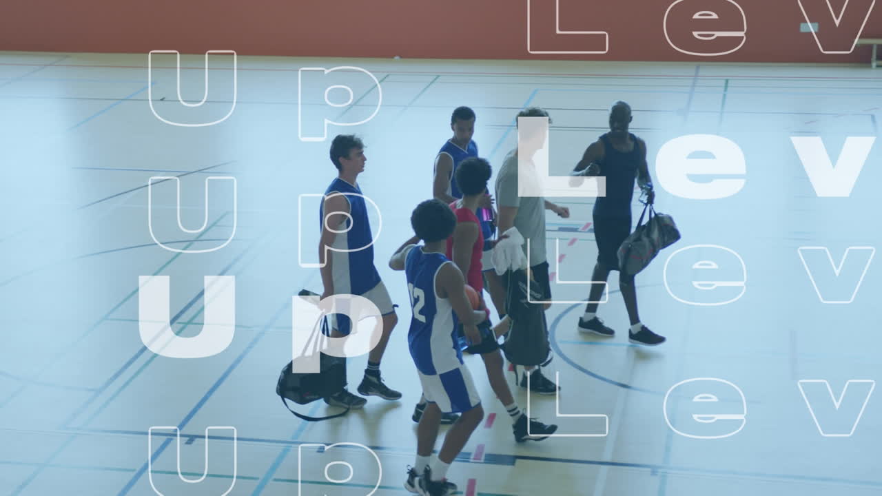 Animasjon av tekstene "level up" over en mangfoldig gruppe mannlige basketballspillere på treningsstudio