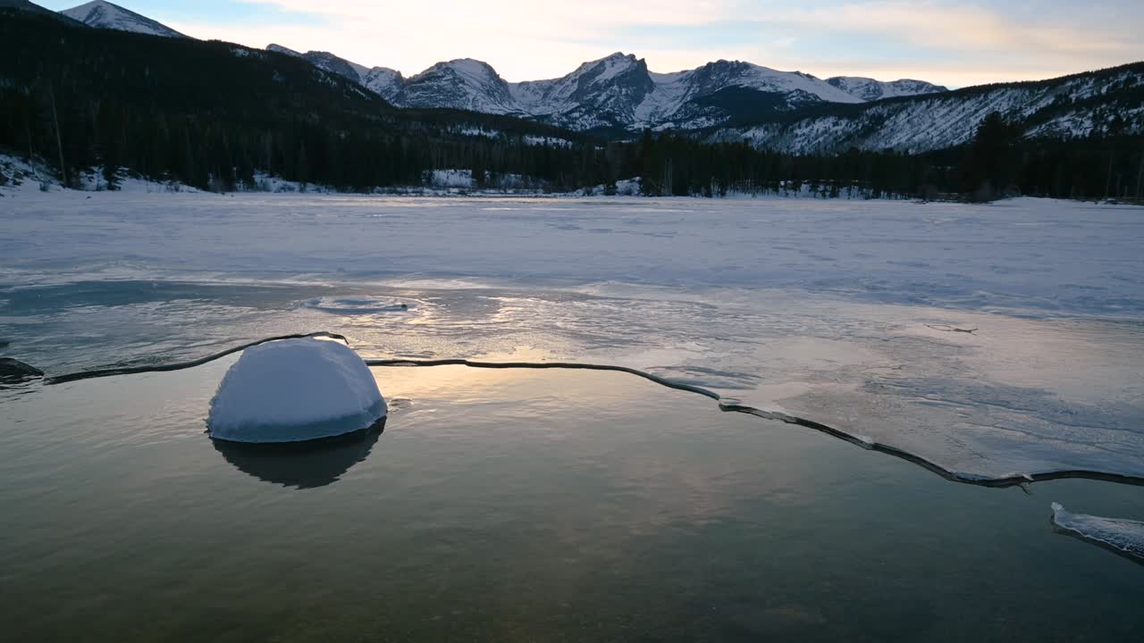 спокойные воды в озере спраг в национальном парке скалистых гор, колорадо, сша
