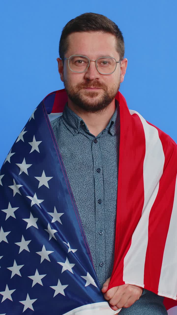 hombre con gafas agitando y envolviendo la bandera de los estados unidos de américa celebrando los derechos humanos y las libertades
