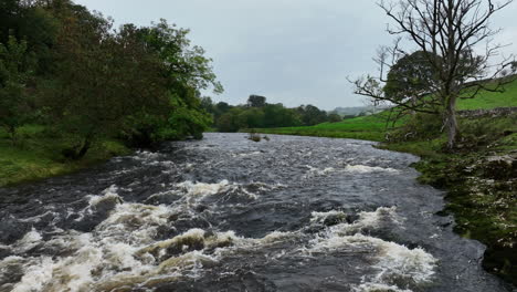 Langsames-Voranschreiten-über-Stromschnellen-Im-Fließenden-Fluss,-Yorkshire,-Vereinigtes-Königreich