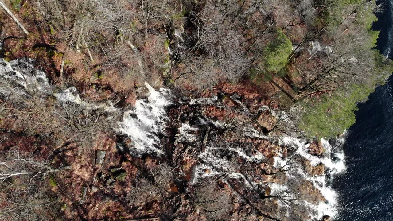 hermoso paisaje natural de cascada con corrientes de agua que fluyen en ladera rocosa