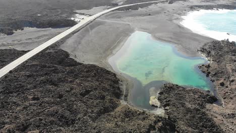 Volando-Sobre-Un-Pequeño-Lago-En-Una-Playa-De-Lanzarote