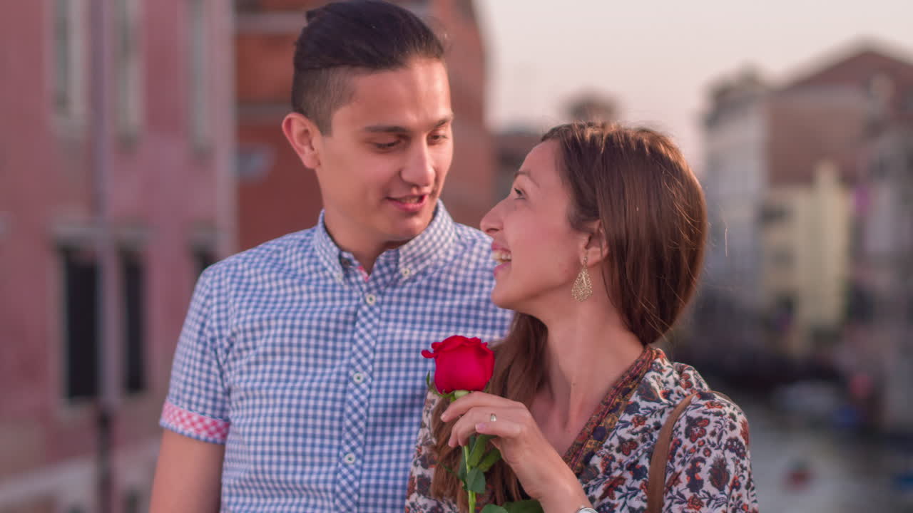 Casal em Veneza com uma Rosa