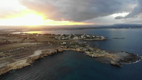 Weite-Sicht-Auf-Die-Ruinen-Von-Punta-Della-Mola-Auf-Sizilien-Bei-Sonnenuntergang,-Luftaufnahme