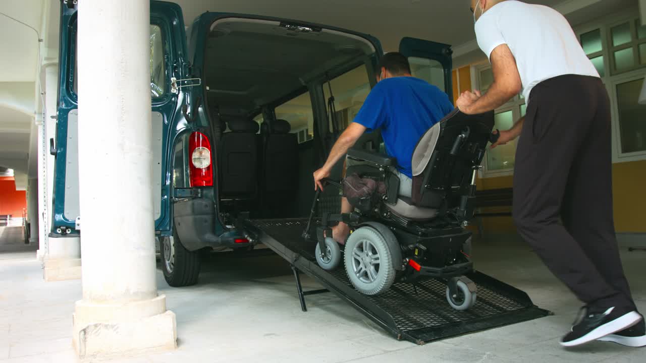 homem em cadeira de rodas a usar a rampa do veículo
