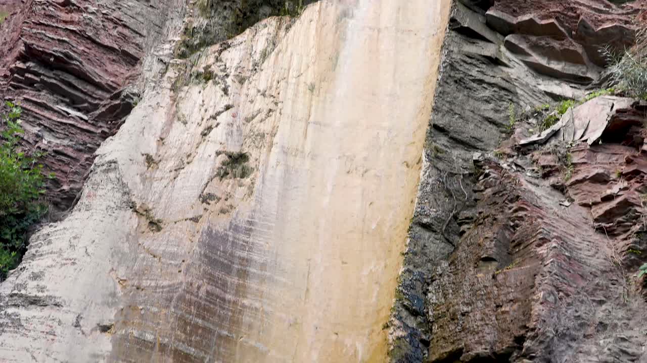 cascada delgada que fluye por la montaña