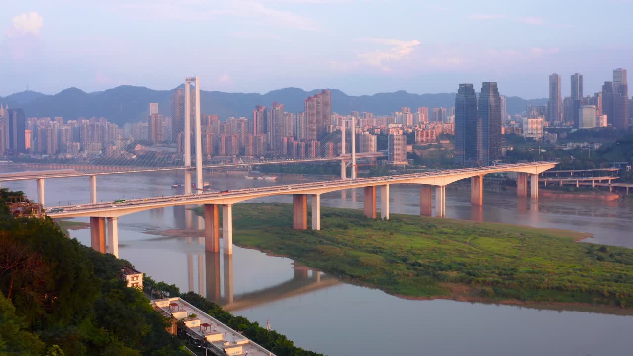 gran puente que une la ciudad china de chongqing al atardecer