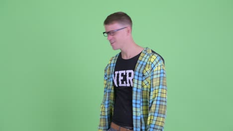 retrato de un hombre nerd con gafas