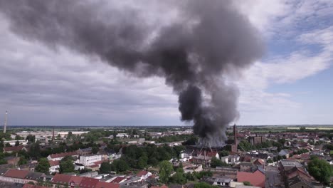 ripresa aerea statica del tetto dell'edificio che brucia con fumo nero a kothen germania