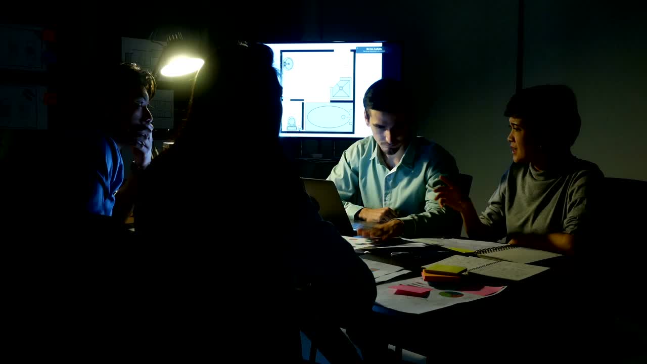Persone asiatiche che si incontrano fino a notte. Concetto di lavoro straordinario.