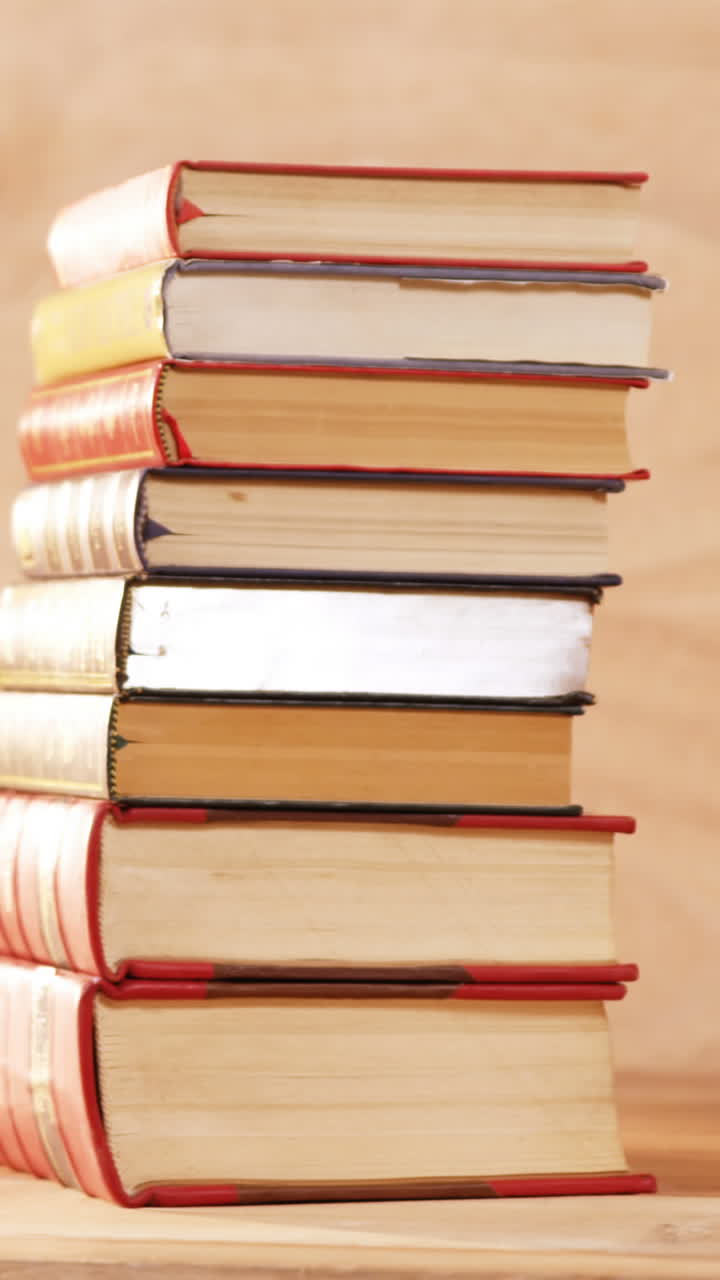 pila de libros en un escritorio