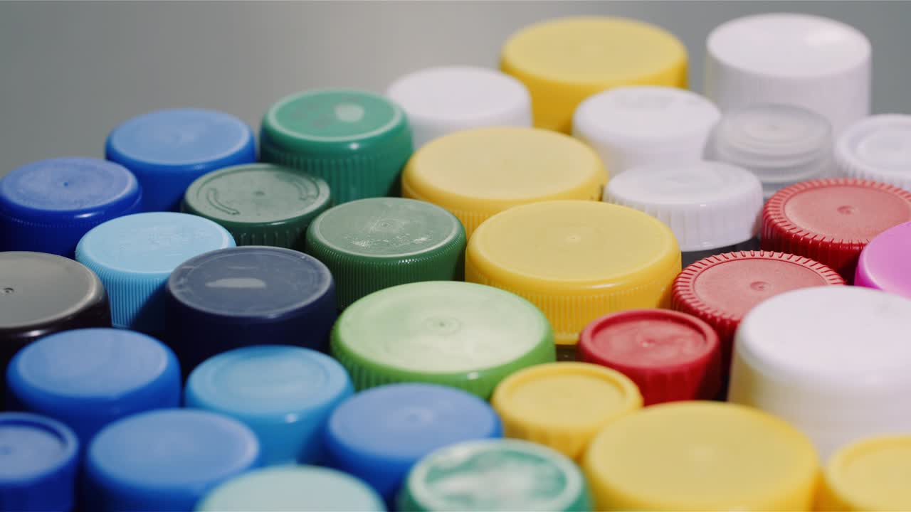 Pochi tappi di bottiglia di plastica - Industria di lavorazione e riciclo della plastica
