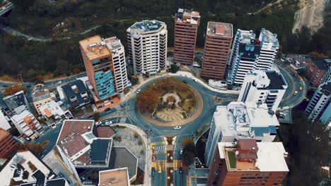 Vista-De-Una-Rotonda-En-La-Capital-De-Ecuador,-Sudamérica,-Con-Mucho-Tráfico.