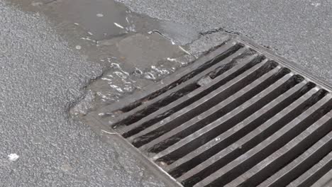 El-Agua-De-Lluvia-Que-Pasa-Por-Las-Carreteras-Y-Caminos-Y-A-Través-De-Los-Sistemas-De-Drenaje-De-Melbourne