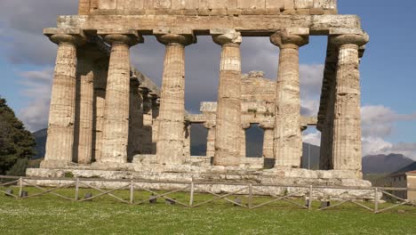 Westfassade-Des-Athene-Tempels-In-Paestum-In-Süditalien