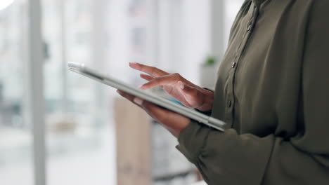 tableta, búsqueda y manos de persona de negocios escribiendo