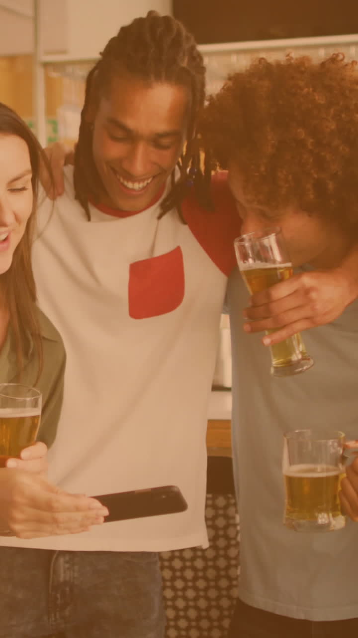 animación de puntos de luz sobre amigos felices y diversos que usan teléfonos inteligentes con cerveza