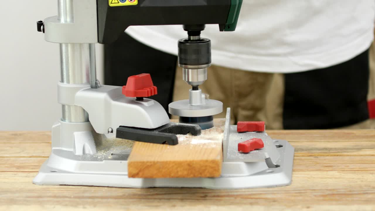 perforación de sierra de agujero circular en acción, primer plano