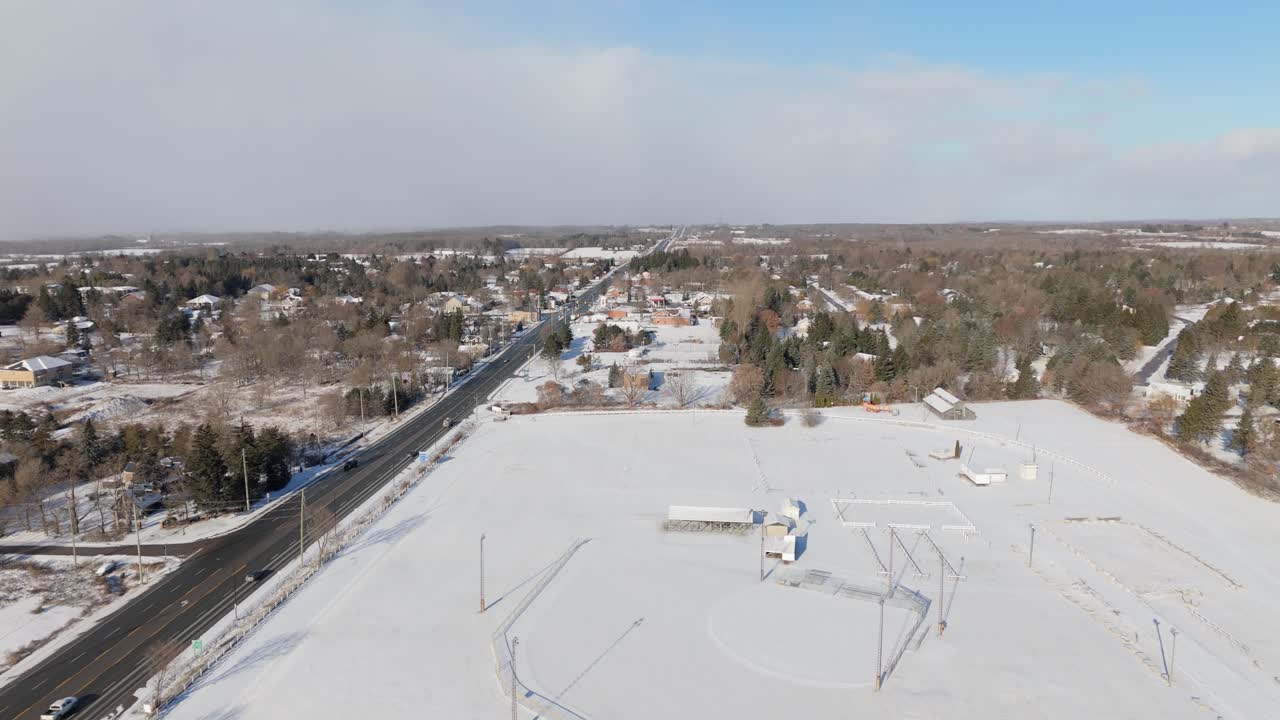autopista y recinto ferial nevado con árboles y casas, aldea de caledon, serenidad de invierno
