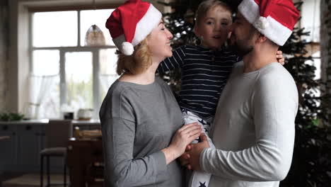 familia muy feliz junta en navidad