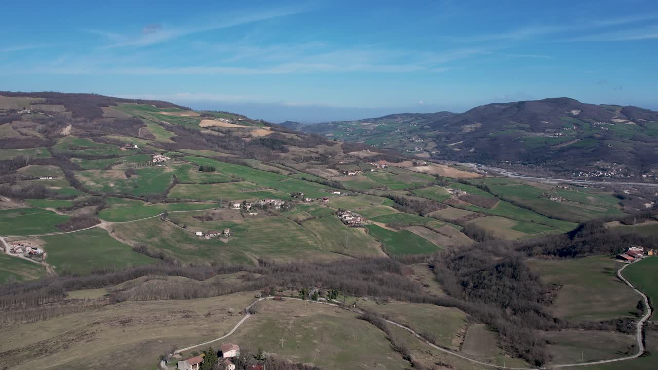 volando hacia la pequeña ciudad de travo, provincia de piacenza, emilia romagna, italia
