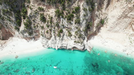 Luftdrohnenvideo-Vom-Tropischen-Paradiesstrand-Im-Sommer-Im-Mittelmeer,-Cala-Mariolu,-Sardinien,-Italien