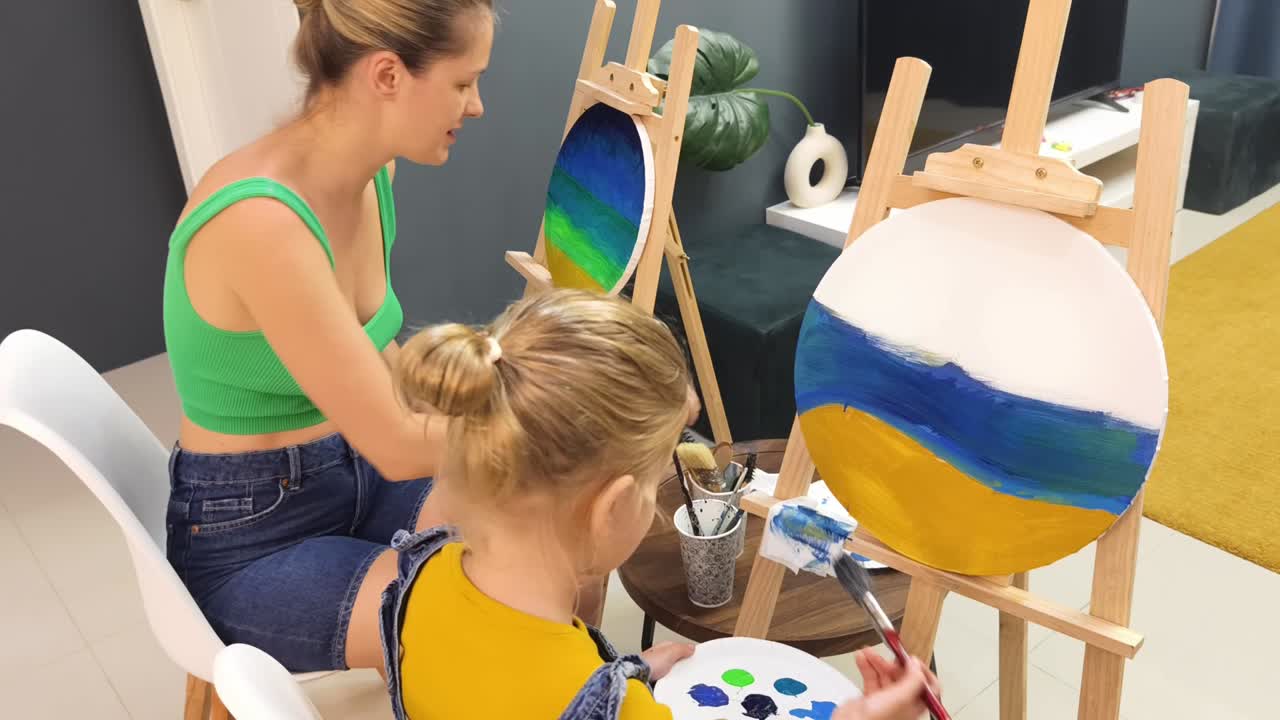 어머니와 딸이 함께 그림을 그리는 것