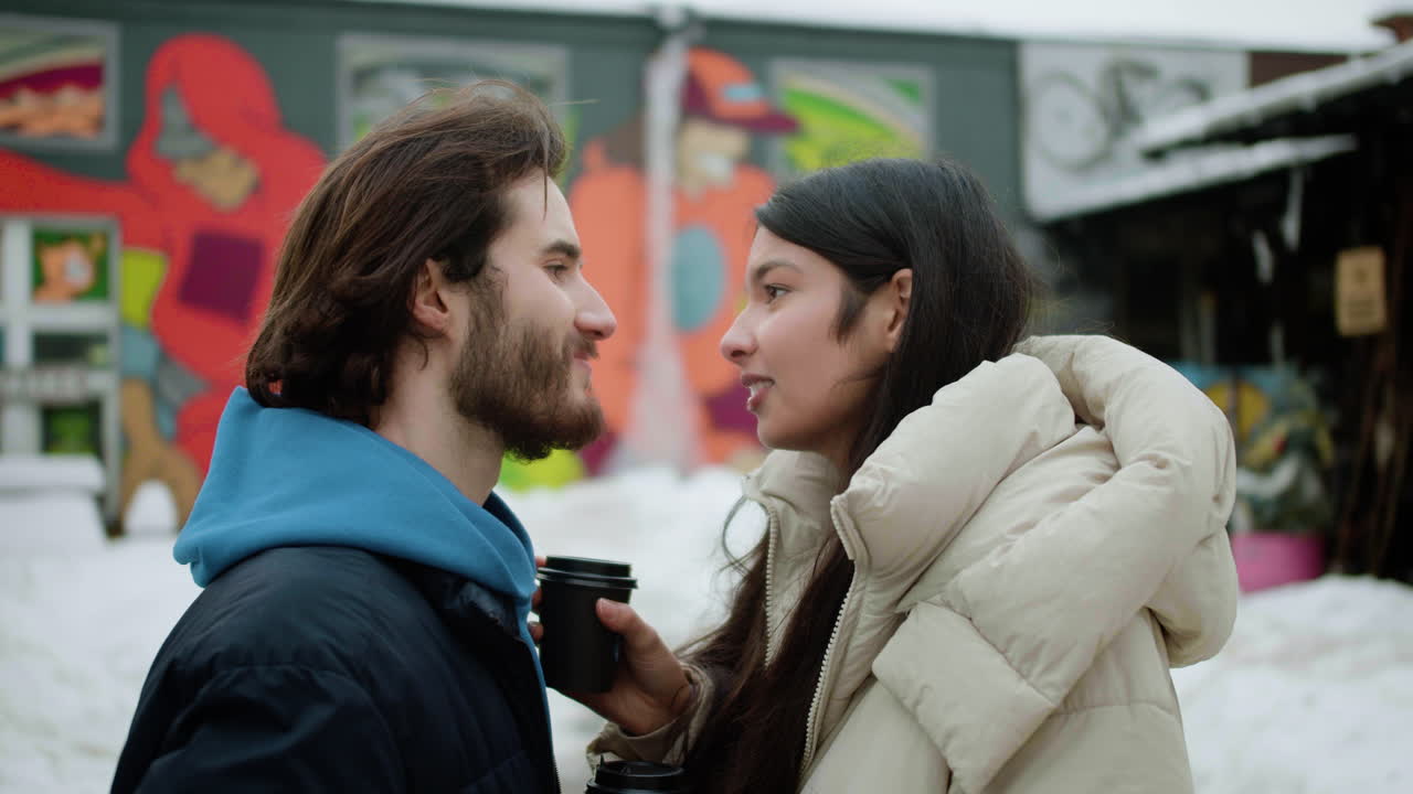 pareja pasando un buen rato al aire libre