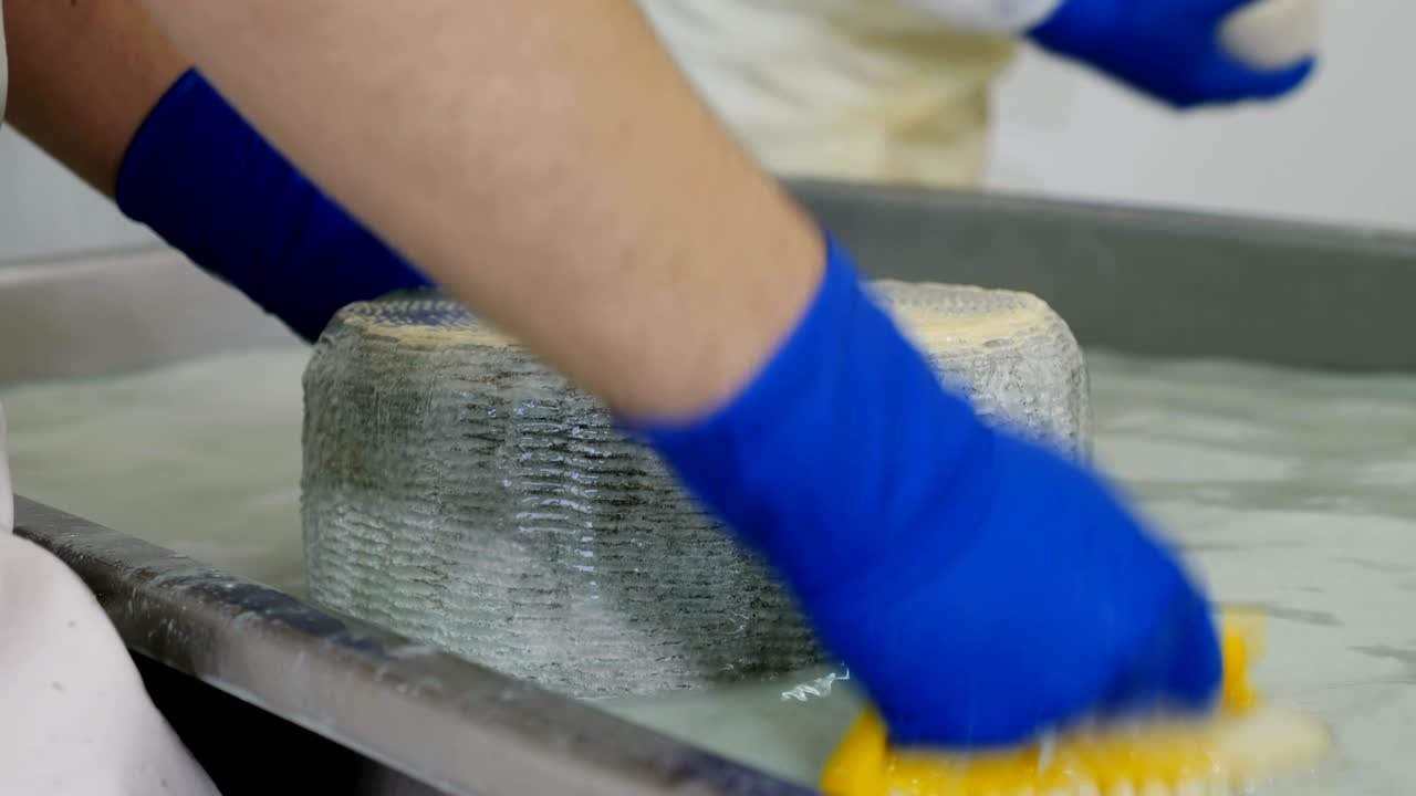 la forma del queso de frotamiento. diario fábrica de queso- de cerca