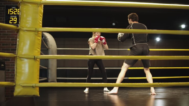 Mujer deportista entrenando en el gimnasio