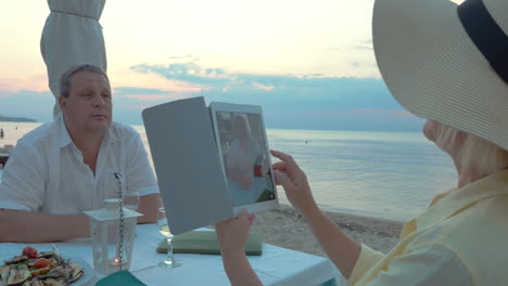 Woman-taking-shore-of-man-with-pad-outdoor