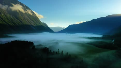 Morgennebel-über-Dem-Tal-Zwischen-Den-Bergen-Im-Sonnenlicht.-Nebel-Und-Wunderschöne-Natur-Norwegischer-Luftaufnahmen.