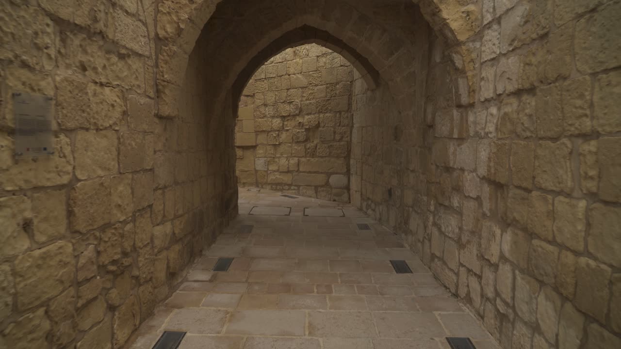 아름 다운 모래 석회암으로 만든 아치와 벽 근처 cittadella 요새에서 산책