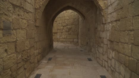 caminar en la fortaleza de cittadella cerca del arco y las paredes hechas de hermosa piedra caliza arenosa