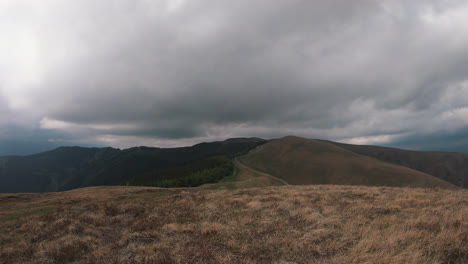 Timelapse-De-Una-Montaña-En-Las-Montañas-De-Los-Cárpatos,-Rumania