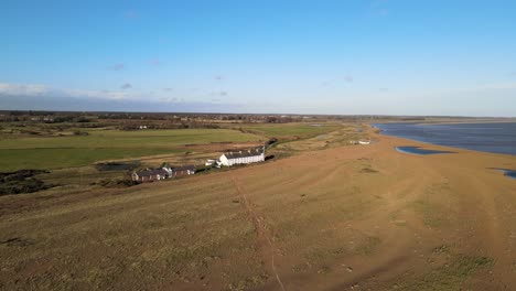 Antena-Drone-Ver-Shingle-Street-Suffolk-Inglaterra-Brillante-Día-Soleado