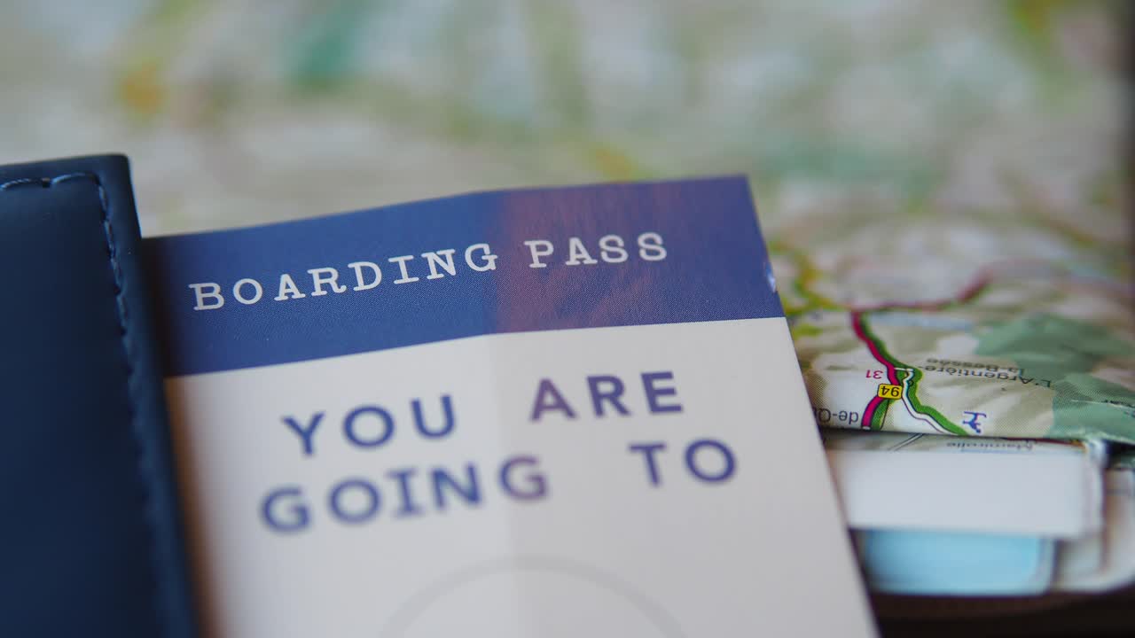 Tampilan Dekat Boarding Pass dan Peta untuk Perjalanan