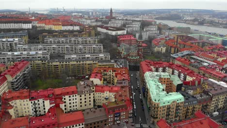 Antenne-Der-Oskanischen-Fredrik-Kirche-Und-Traditioneller-Skandinavischer-Architektur