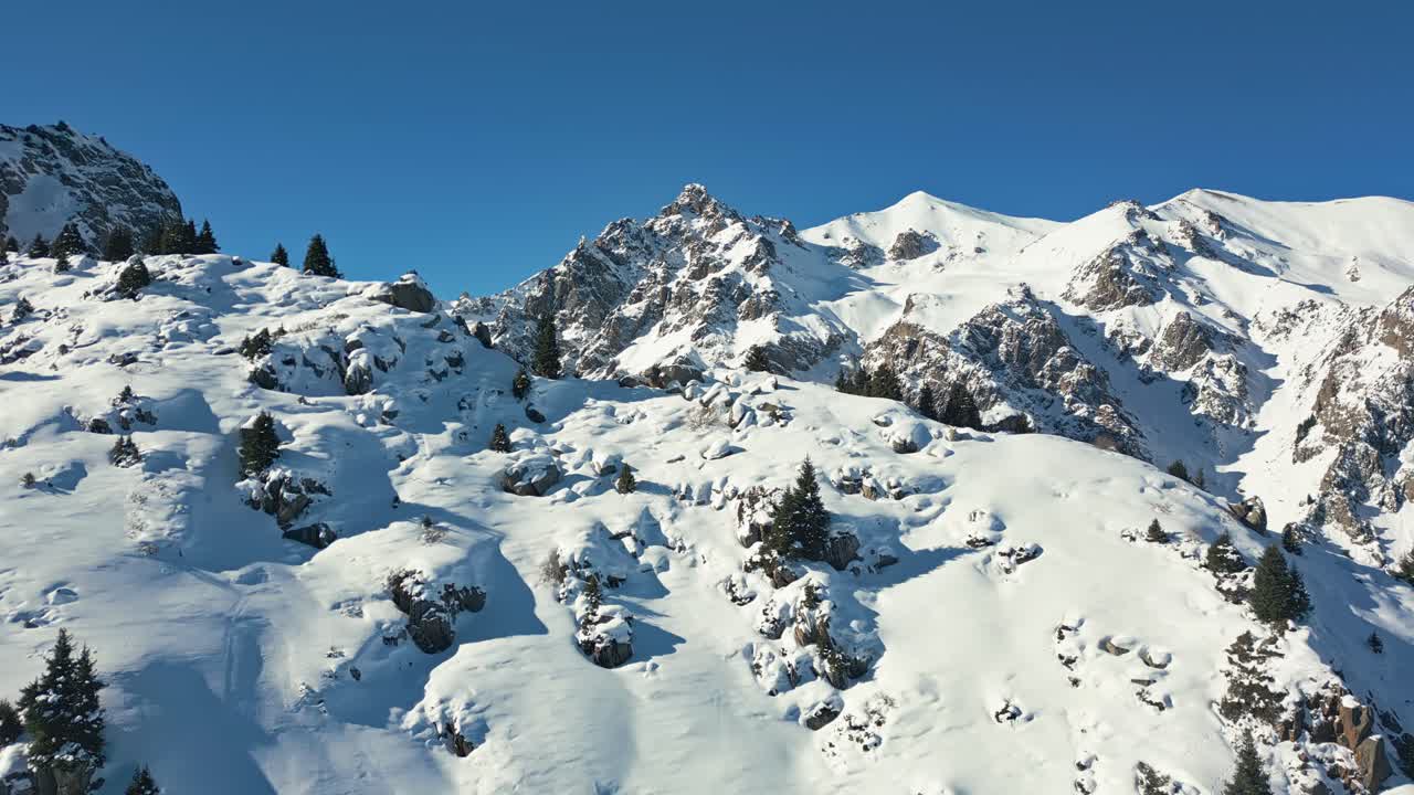 Ambiente montano glaciale, paese delle meraviglie invernale remoto, vista aerea.