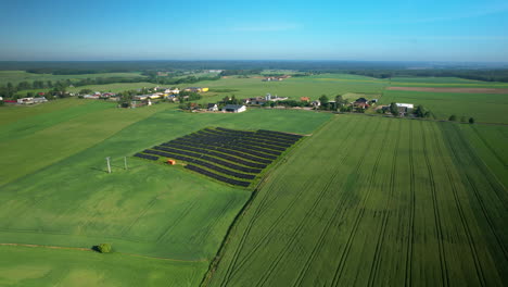 Escena-Rural-Con-Campos-Verdes-Y-Paneles-Solares-Cerca-De-La-Ciudad-Rural