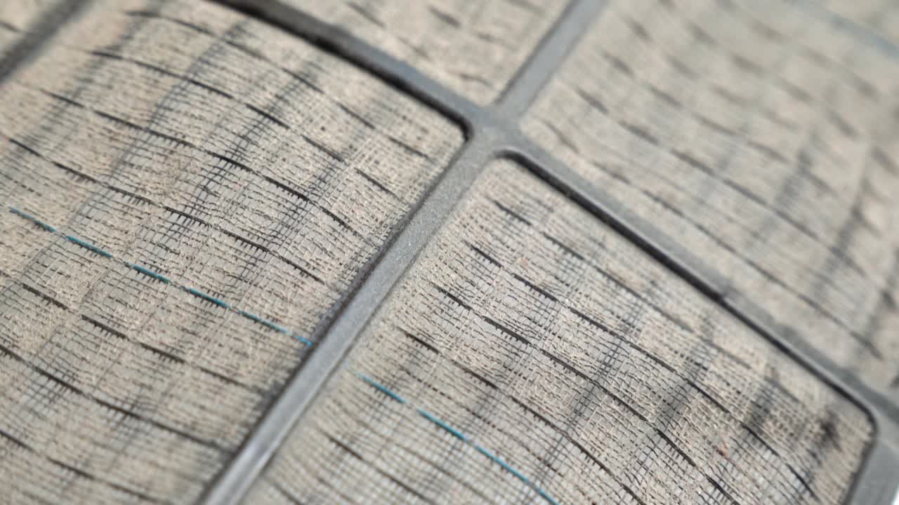 se retira el filtro de aire sucio del aire acondicionado doméstico.