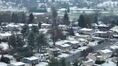 área residencial estadounidense en la cima de la colina en la nieve de invierno