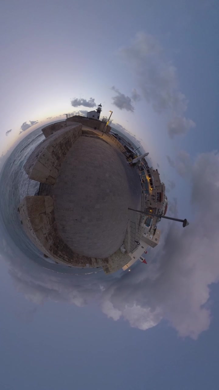Timelapse di città costiera con effetto piccolo pianeta