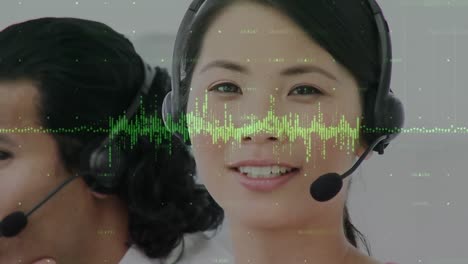 animación de estadísticas y procesamiento de datos sobre una mujer de negocios con auriculares de teléfono
