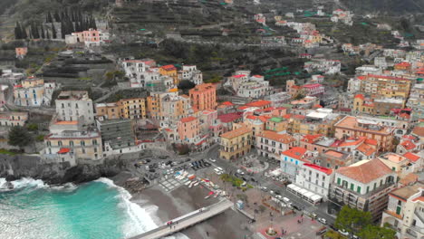 Conduciendo-Por-La-Costa-De-Amalfi-Vista-De-Drones