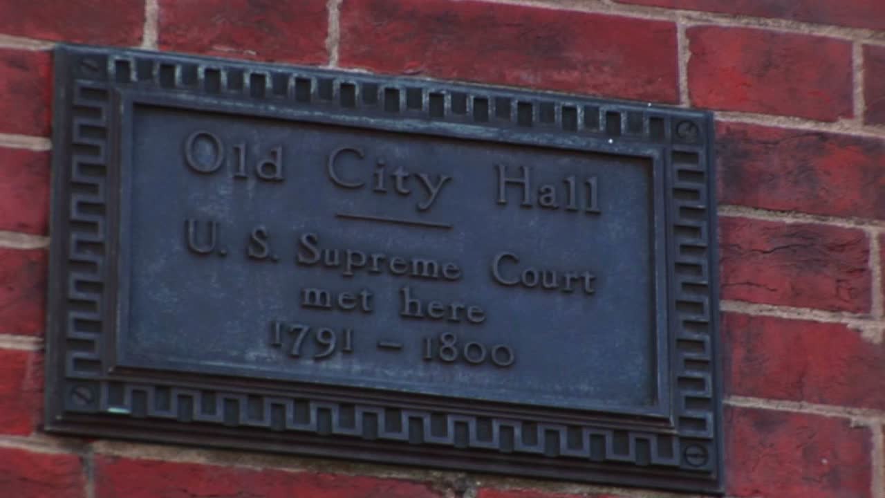 명판에서 알 수 있듯이 이 필라델피아 건물은 오래된 시청으로 알려져 있으며 18세기 말에 대법원이 있었습니다.